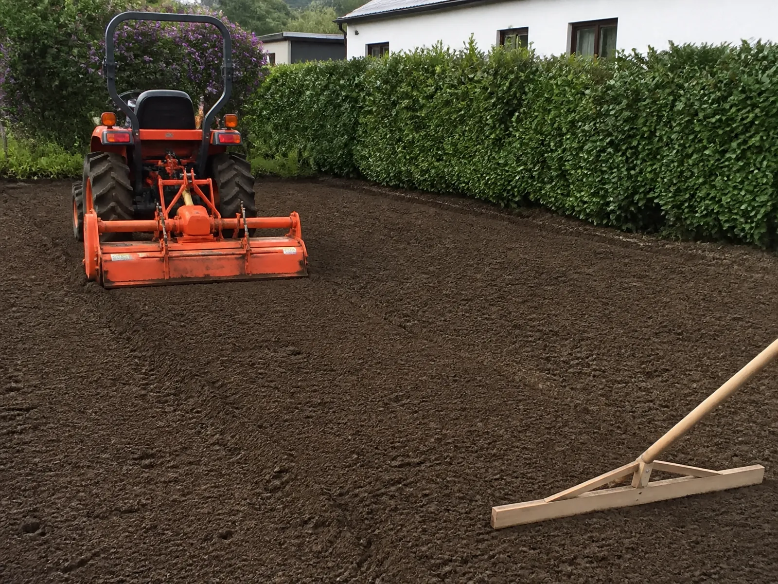 Malotraktor kyprí a urovnáva pôdu pred založením trávnika